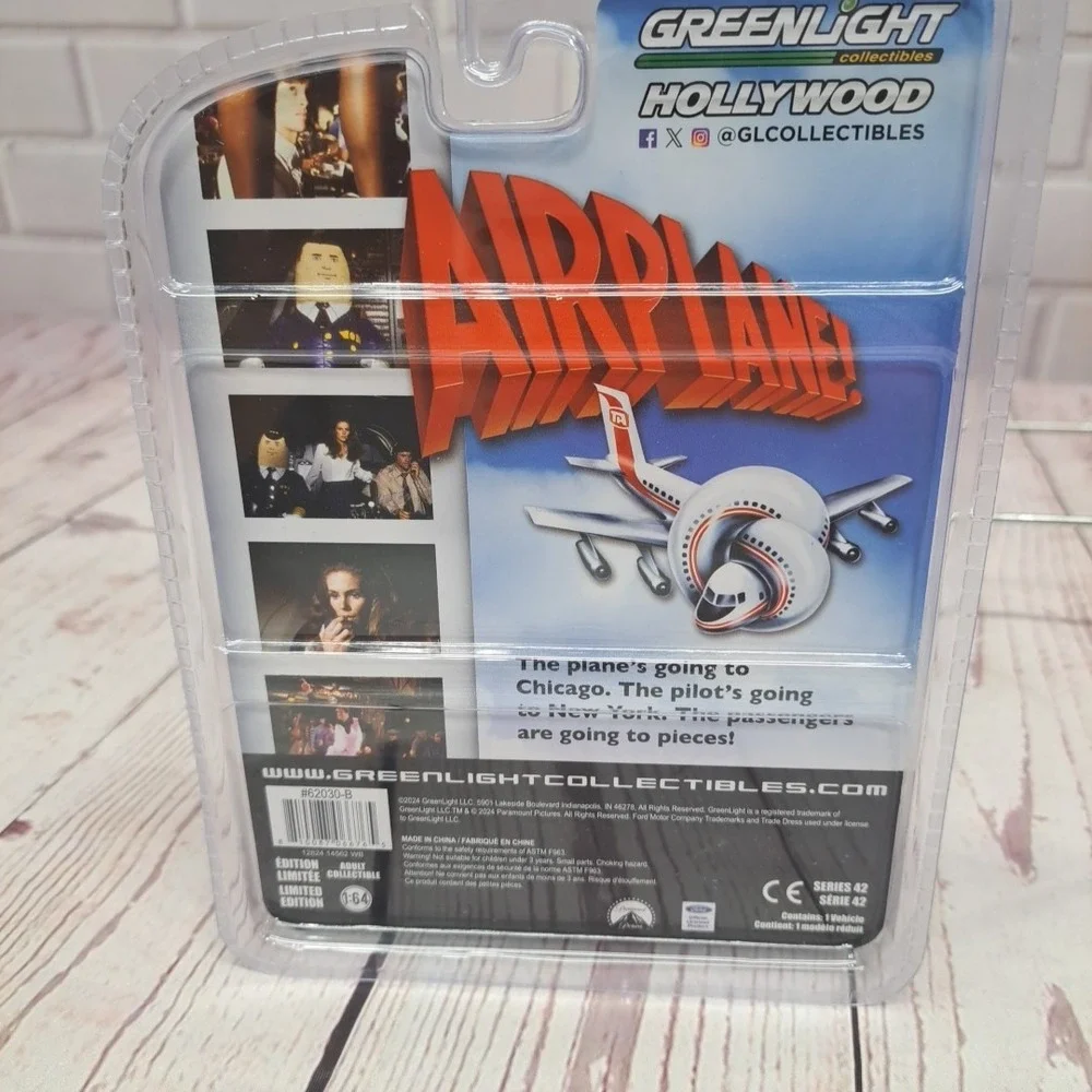 GREENLIGHT HOLLYWOOD 1970 FORD CLUB WAGON AMBULANCE 1/64 AIRPLANE! NIP
